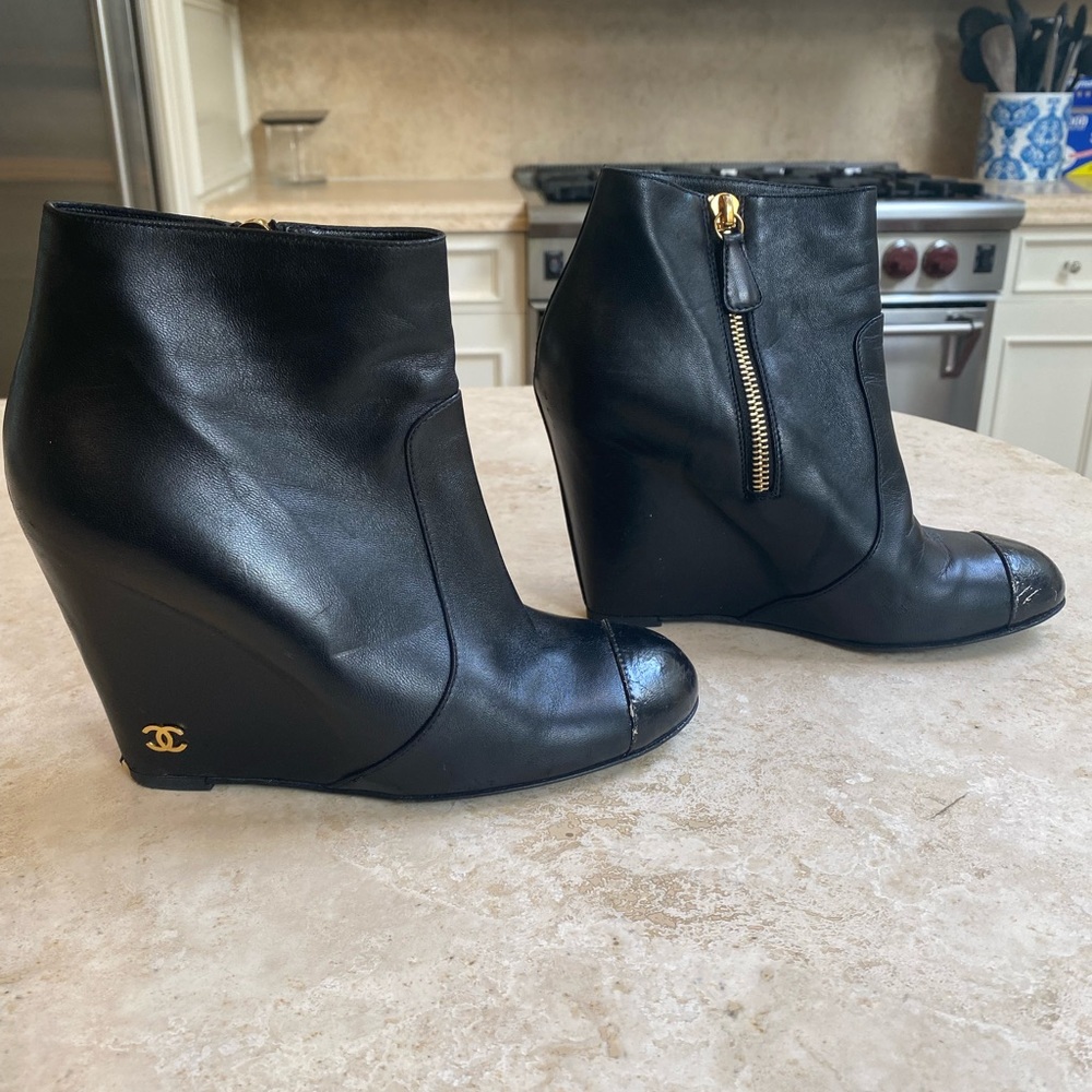 Chanel boots black leather cc signature wedge 37